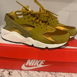 Women’s Nike Bronzine huarache size 8